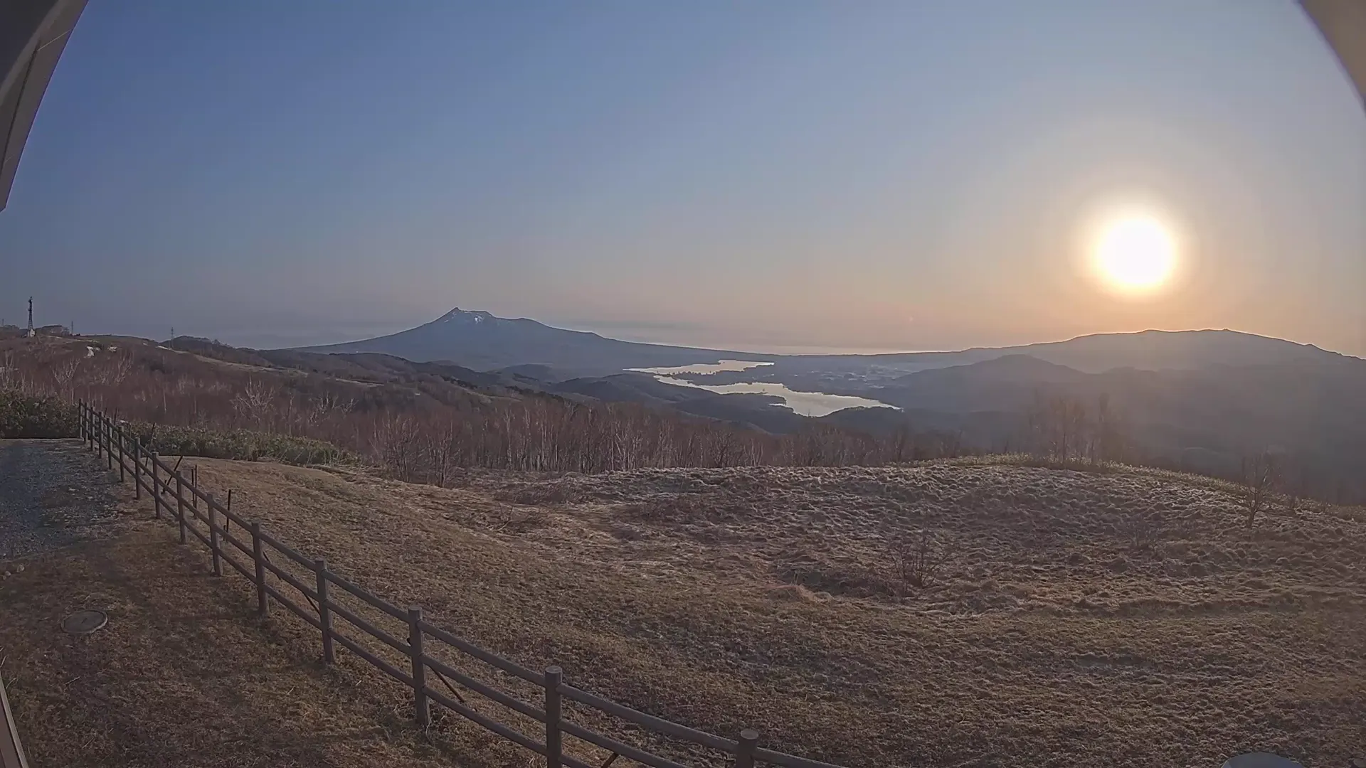 木地挽高原看大沼湖和駒岳 即時影像 - 2026-04-15 05:48
