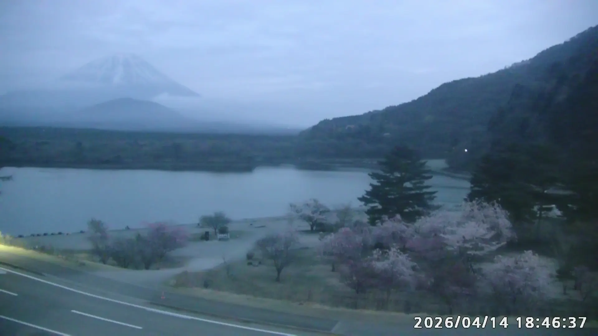 富士山（精進湖） 即時影像 - 2026-04-14 18:46